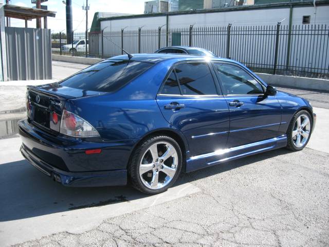 Lexus IS 300 2005 photo 2