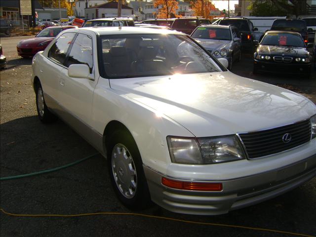 Lexus LS 400 Base Sedan