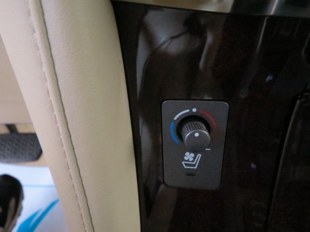 Lexus LX 570 2011 photo 2