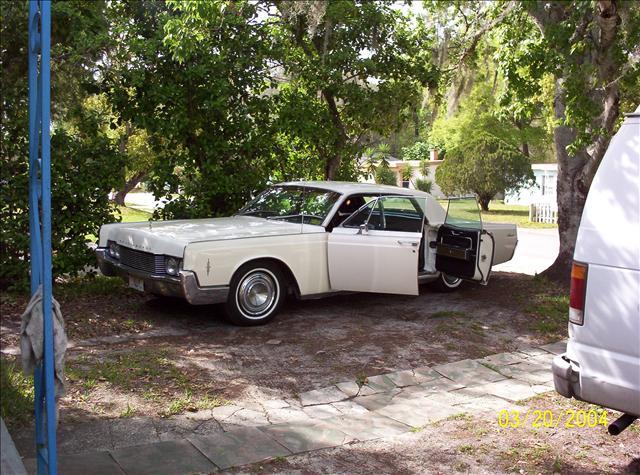 Lincoln Continental 1966 photo 2