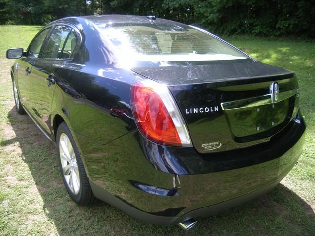 Lincoln MKS 2011 photo 2