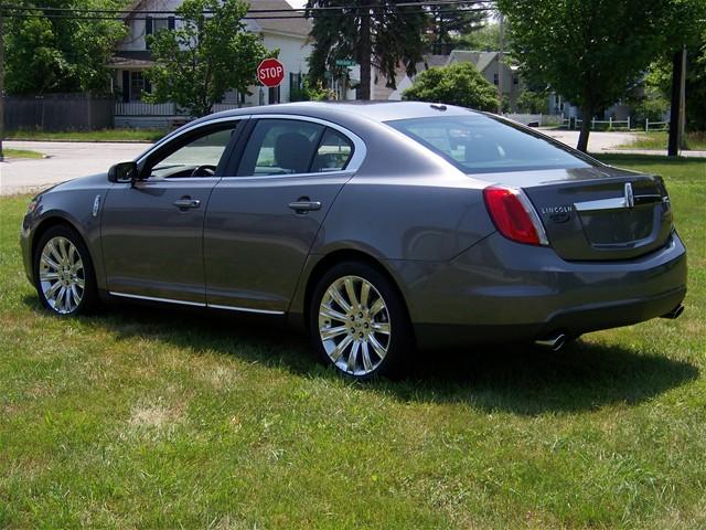 Lincoln MKS 2011 photo 2