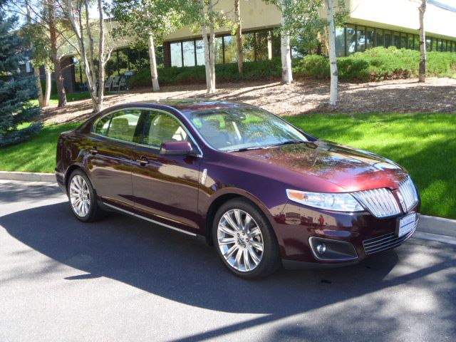 Lincoln MKS 2011 photo 2