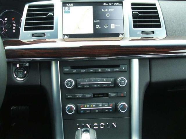 Lincoln MKS 2011 photo 2