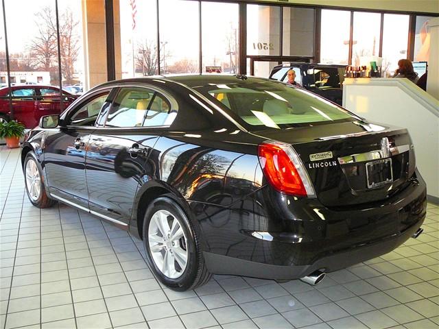 Lincoln MKS 2011 photo 1