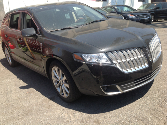 Lincoln MKT 2010 photo 2