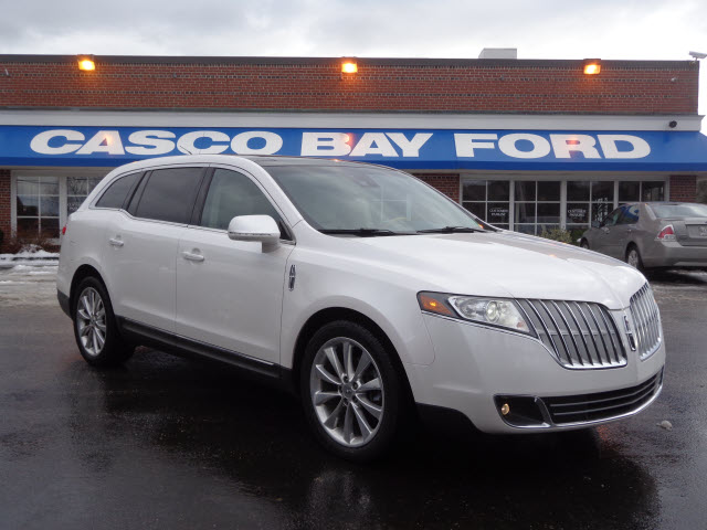 Lincoln MKT 2010 photo 2