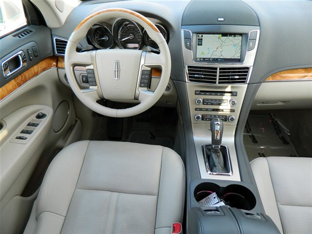 Lincoln MKT 2010 photo 2