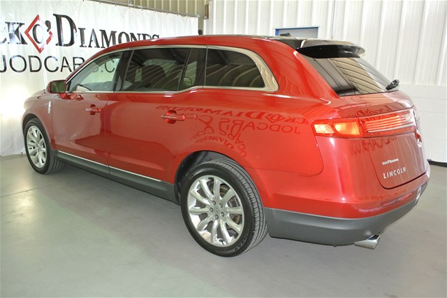 Lincoln MKT 2010 photo 2