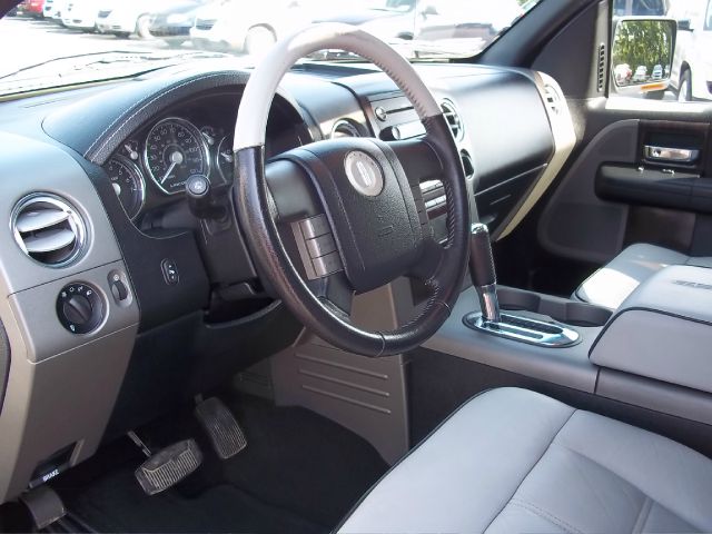 Lincoln Mark LT 2006 photo 2