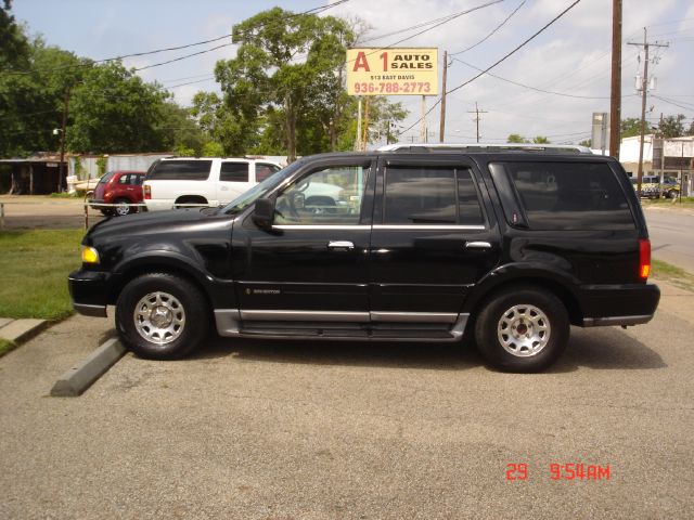 Lincoln Navigator 2000 photo 2