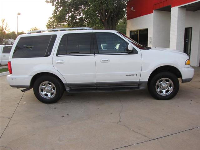 Lincoln Navigator 2001 photo 2