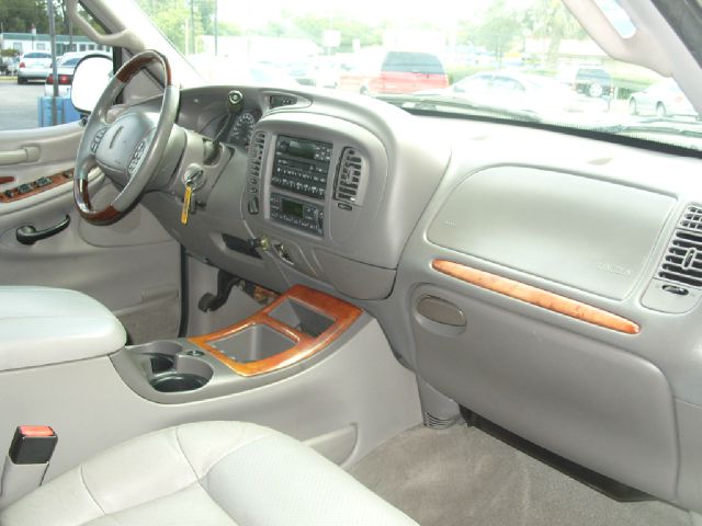 Lincoln Navigator 2001 photo 12