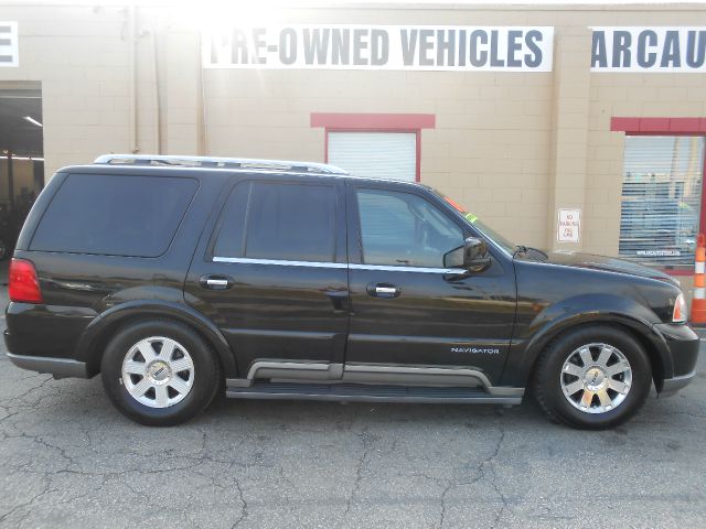 Lincoln Navigator 2003 photo 2