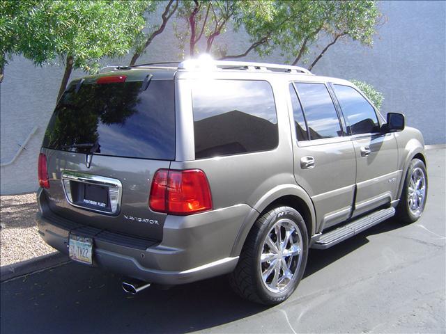 Lincoln Navigator 2003 photo 2