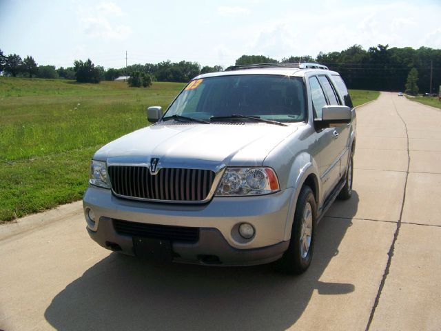 Lincoln Navigator 2003 photo 2