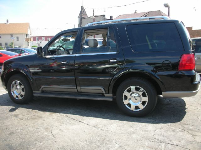 Lincoln Navigator 2004 photo 2