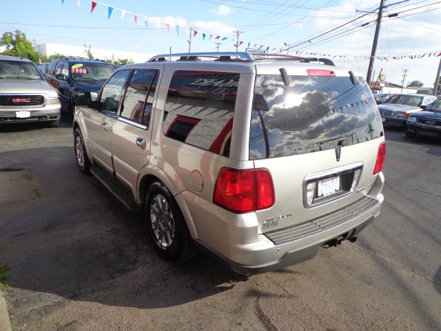 Lincoln Navigator 2004 photo 2