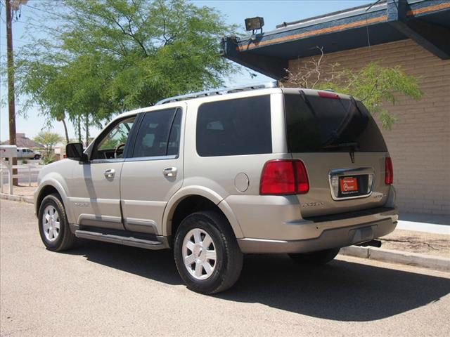 Lincoln Navigator 2004 photo 2