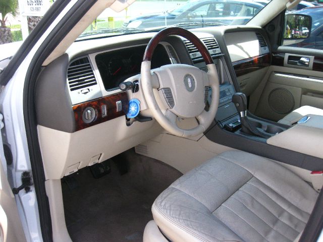 Lincoln Navigator 2004 photo 9