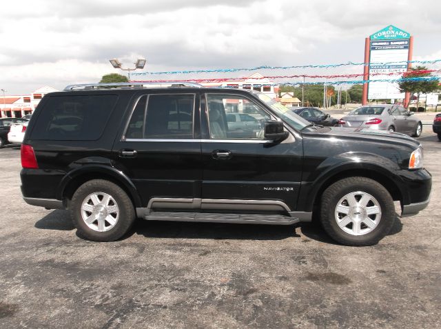 Lincoln Navigator 2004 photo 2