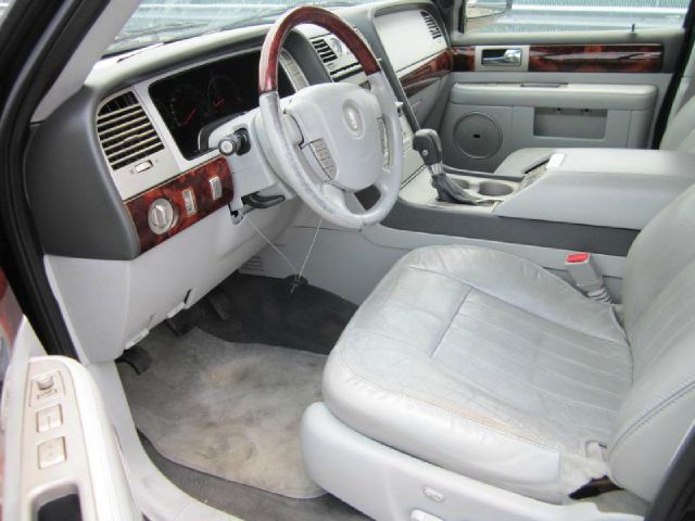 Lincoln Navigator 2004 photo 2