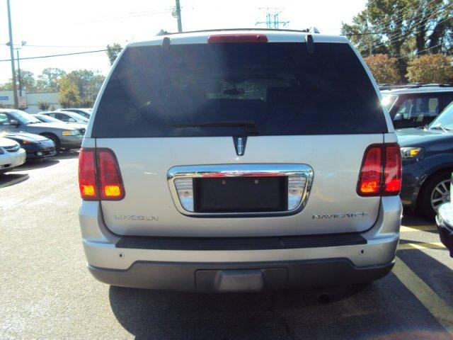 Lincoln Navigator 2004 photo 2