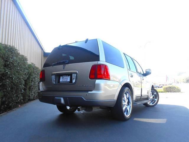 Lincoln Navigator 2004 photo 2