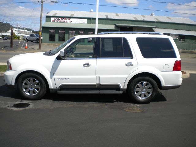 Lincoln Navigator 2004 photo 1