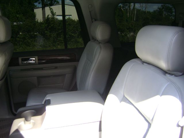 Lincoln Navigator 2004 photo 2