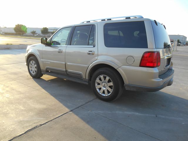 Lincoln Navigator 2004 photo 2