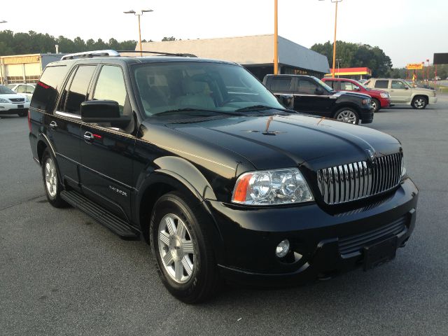 Lincoln Navigator 2004 photo 2