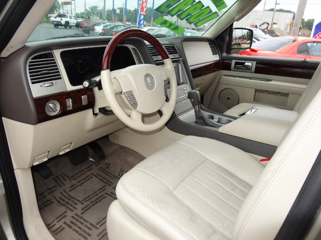 Lincoln Navigator 2004 photo 2