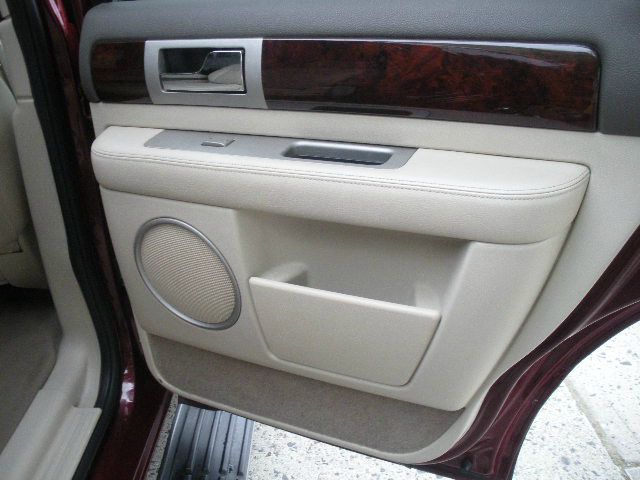 Lincoln Navigator 2004 photo 8