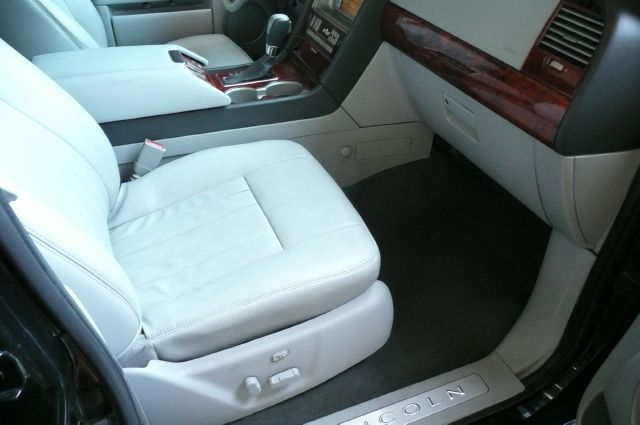 Lincoln Navigator 2004 photo 14