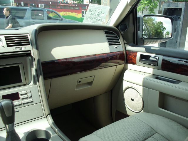 Lincoln Navigator 2004 photo 2