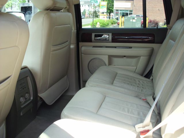 Lincoln Navigator 2004 photo 9