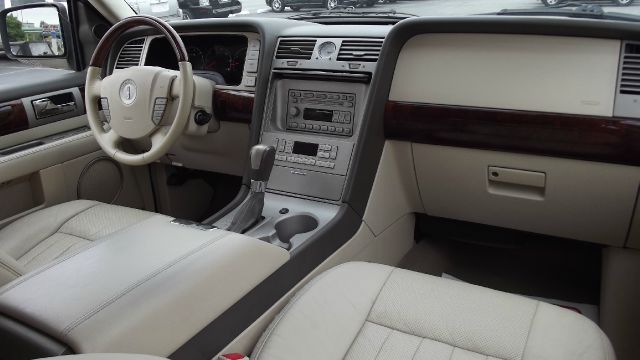 Lincoln Navigator 2004 photo 1