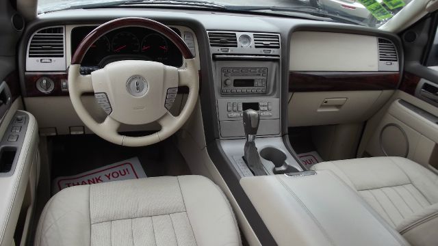 Lincoln Navigator 2004 photo 9