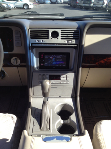 Lincoln Navigator 2004 photo 2