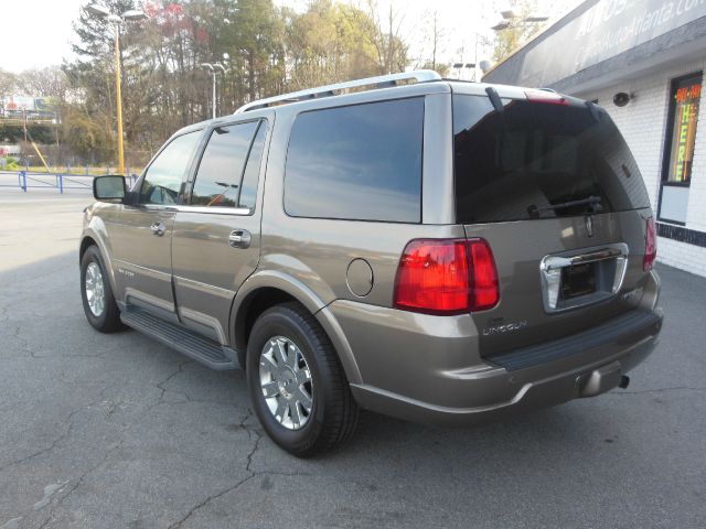 Lincoln Navigator 2004 photo 2