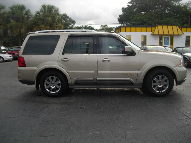 Lincoln Navigator 2004 photo 2