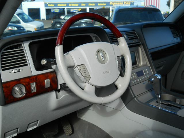 Lincoln Navigator 2005 photo 1