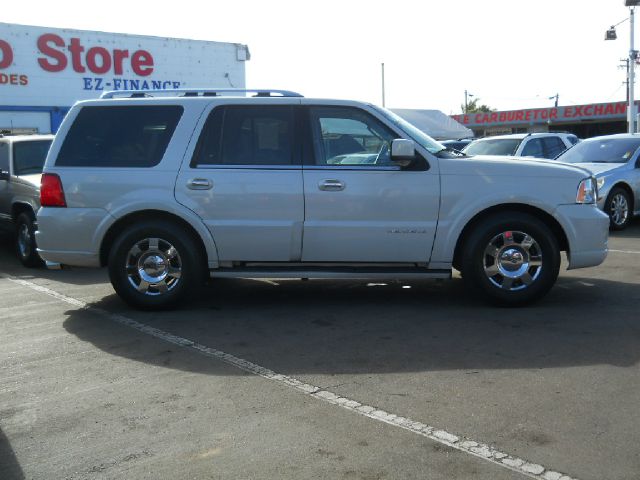 Lincoln Navigator 2005 photo 2