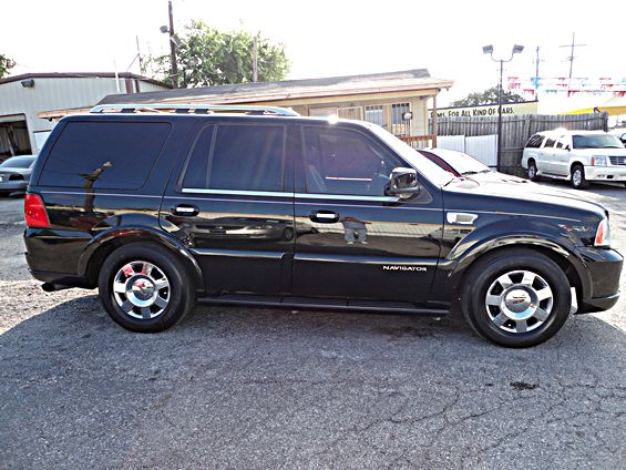 Lincoln Navigator 2005 photo 2