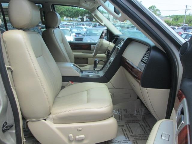 Lincoln Navigator 2005 photo 13