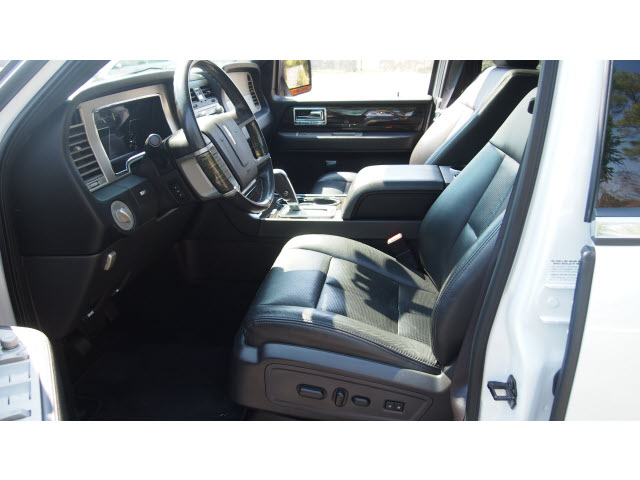 Lincoln Navigator 2010 photo 2