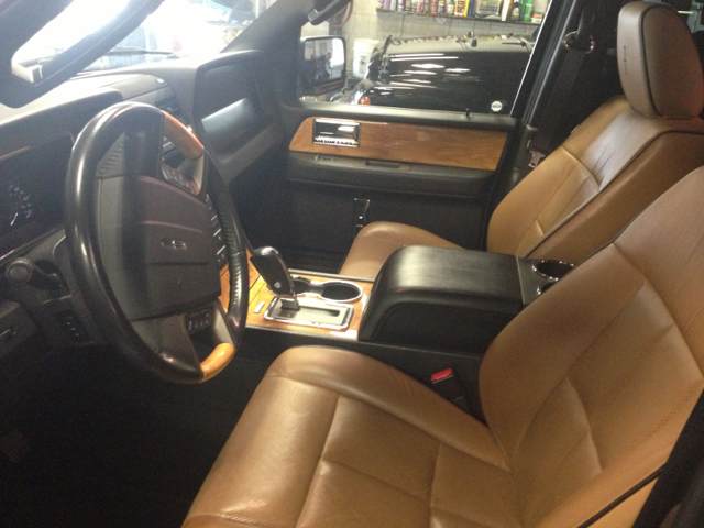 Lincoln Navigator 2011 photo 2