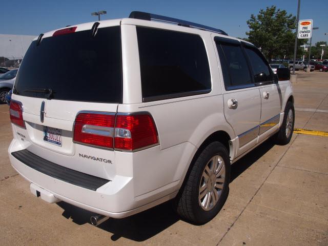 Lincoln Navigator 2011 photo 4