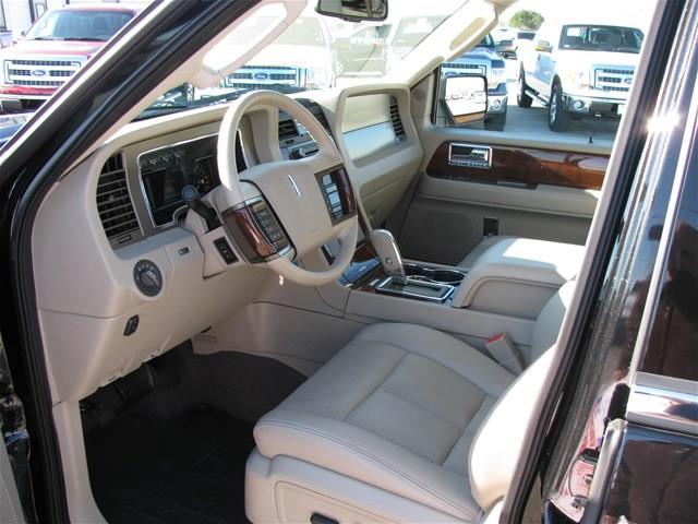 Lincoln Navigator 2012 photo 3